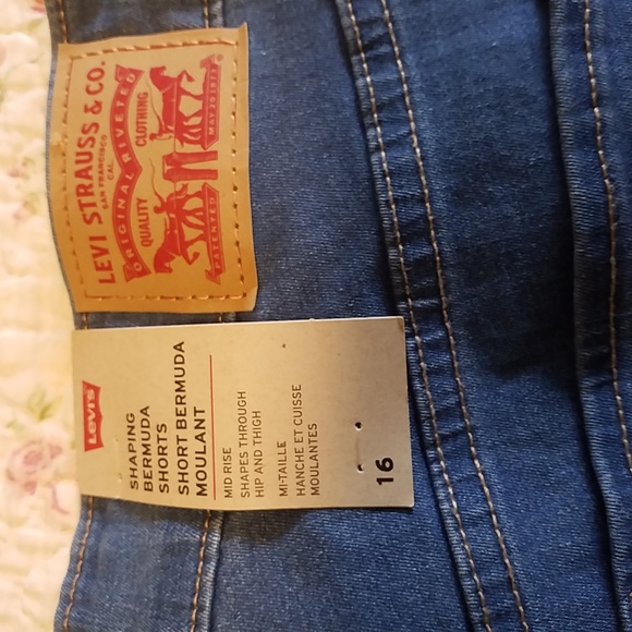 Levi Jean Shorts - Picture 4 of 6